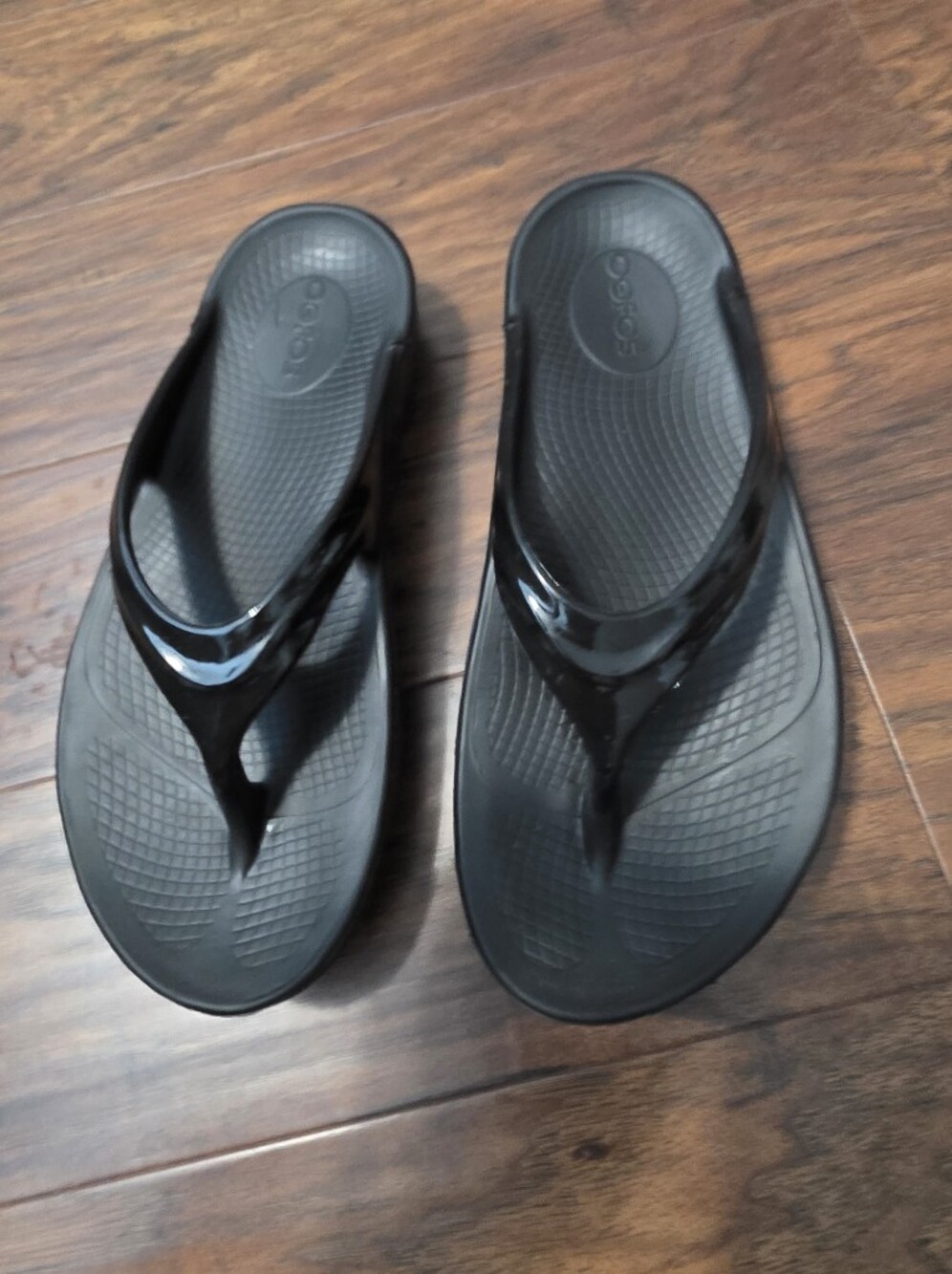 Oofos oolala luxe recovery sandal Black Flip Flops Size 8